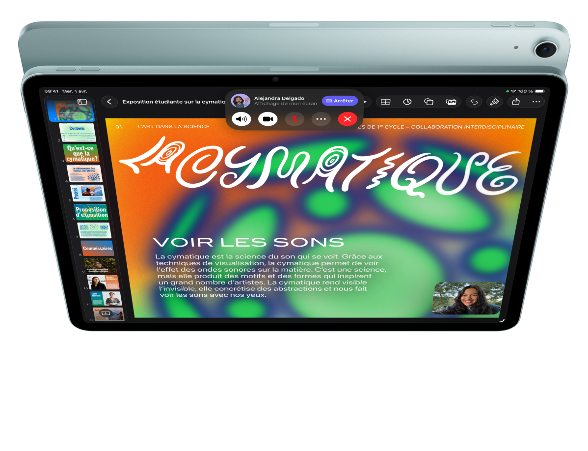 iPad Air vu de face, une personne utilise FaceTime tout en regardant Keynote, devant un autre iPad Air, vu de dos