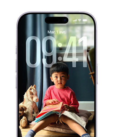 Écran verrouillé d’un iPhone montrant l’heure qui s’adapte à la photo affichée