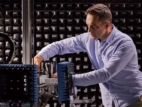 Um funcionário de Hardware da Apple a trabalhar numa máquina num laboratório de silício.