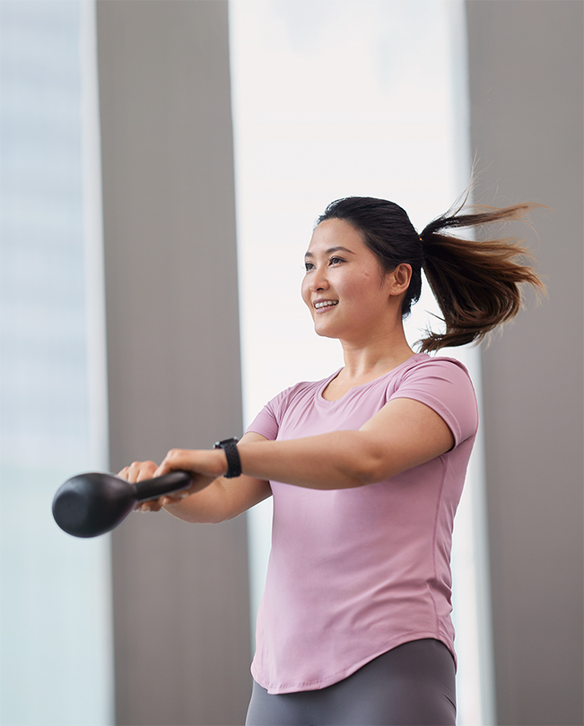 Una empleada de Apple en pleno entrenamiento con una pesa kettlebell.