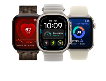Tres dispositivos Apple Watch: Apple Watch Series 11, color oro rosa, caja de aluminio, Apple Music, controles de lista de reproducción, exterior lateral derecho, Digital Crown, correa deportiva color rosa claro, cierre plateado de encastre, Apple Watch Ultra 3, color natural, caja de titanio, pantalla de borde a borde, foto superpuesta a la hora, exterior lateral derecho, Digital Crown, correa Ocean color azul ancla, fluoroelastómero tubular, Apple Watch SE 3, caja de aluminio, color medianoche, exterior lateral derecho, Digital Crown, métricas avanzadas de entrenamiento de Carrera al Aire Libre