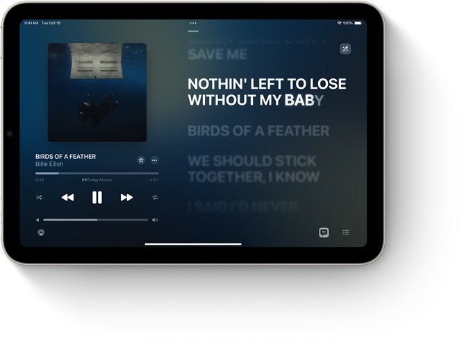 iPad mini, horistontaalpaigutus, ekraanil on Apple Music, milles kuvatakse laulusõnad.