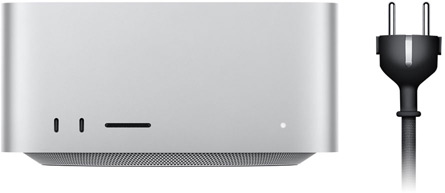 Un Mac Studio color argento mostrato di fronte, due porte USB-C, slot SDXC card, indicatore di stato, base affusolata, pannello superiore piatto, lati arrotondati, bordi dritti, cavo di alimentazione nero con spina a tre punte