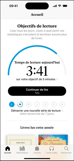 Écran d’iPhone montrant l’interface Objectifs de lecture dans l’app Livres. En haut, il y a un anneau de progression. Sous l’anneau de progression se trouve le suivi hebdomadaire du record de lecture. En bas se trouve la section Livres lus cette année, qui comprend une rangée de deux livres, avec un emplacement vide pour un troisième