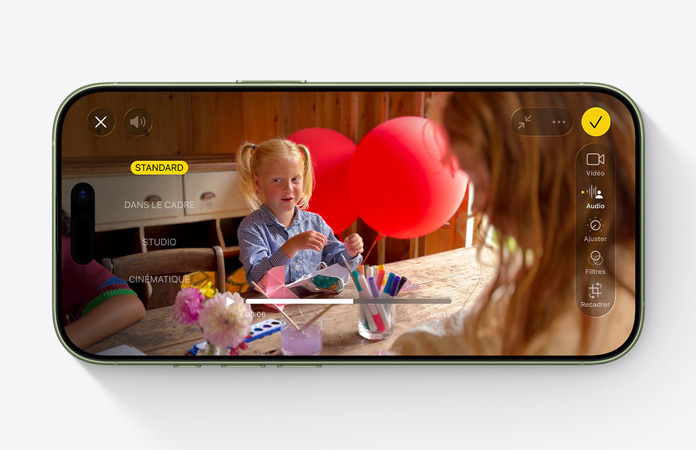 iPhone 17, face avant, vidéo avec fonctionnalité Mix audio en cours d’utilisation montrant une enfant jouant devant une table avec des ballons
