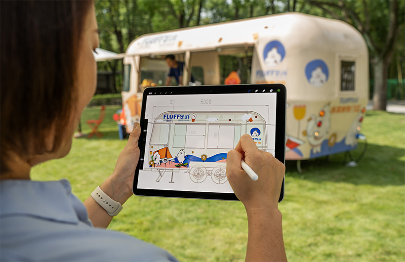 iPad Pro 和 Apple Pencil 讓他們可以隨時隨地快速繪圖及進行設計。