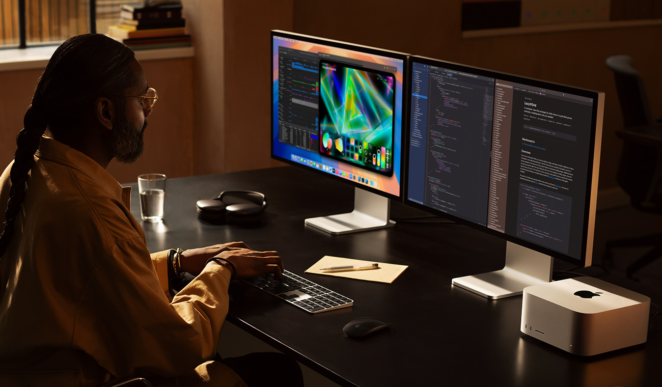 Profesionalac radi uz Mac Studio i dva Studio Display monitora
