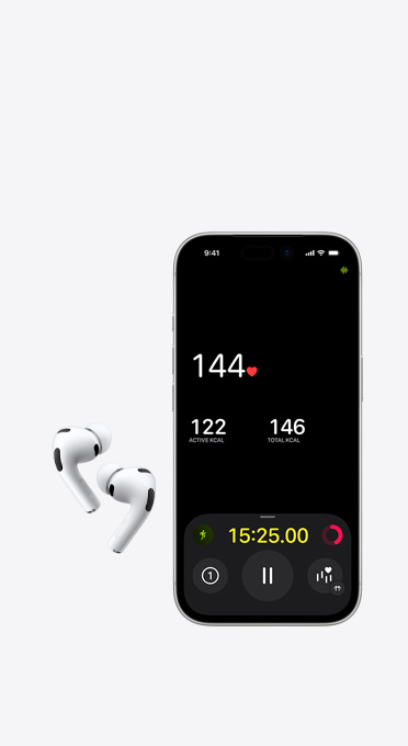 Bal és jobb oldali vezeték nélküli fülhallgatók egy iPhone mellett, amelynek kijelzőjén pulzusmérő jelenik meg