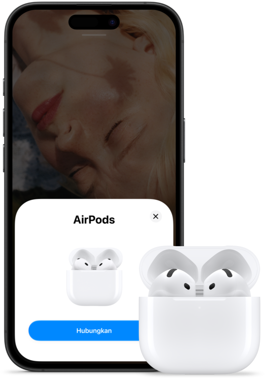 Casing pengisian daya yang terbuka dengan AirPods 5 di dalamnya, di samping iPhone yang menunjukkan bahwa AirPods 5 telah terhubung.