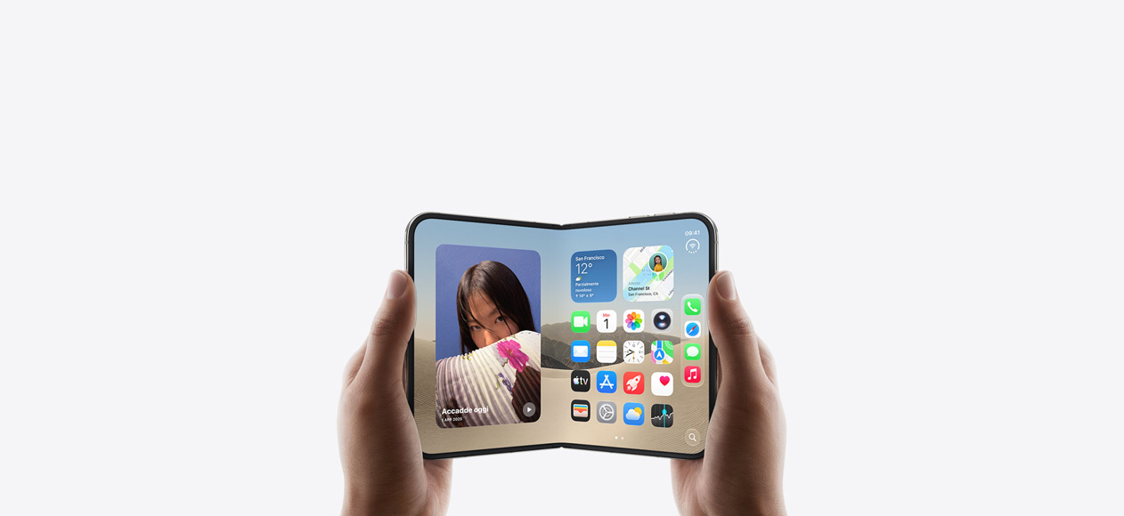 Due mani che tengono un iPhone Duo in orizzontale, aperto, si nota la schermata Home sul display