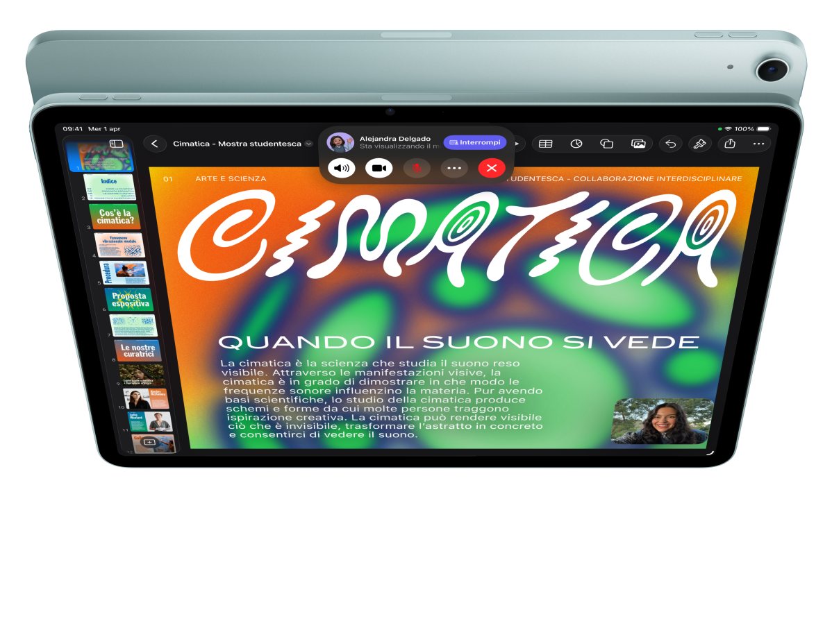 Animazione di un iPad Air mostrato di fronte, sullo schermo c’è una persona che visualizza Keynote durante una chiamata FaceTime. Subito dietro c’è un altro iPad Air mostrato da dietro.