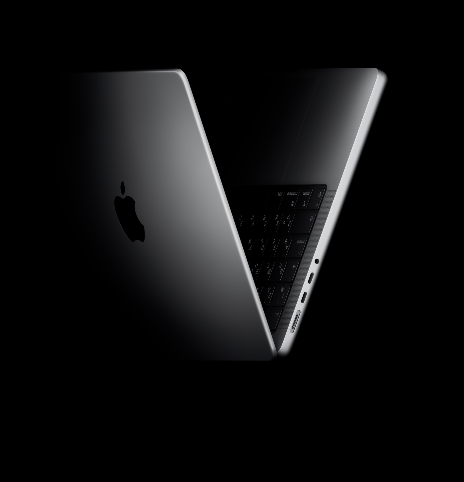 V字に見えるように置かれたMacBook Pro。M5チップを表現している
