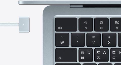 스카이 블루 색상 MacBook Air와 같은 색상의 MagSafe 케이블