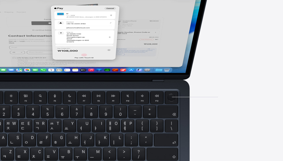 Touch ID 버튼의 위치를 볼 수 있도록 MacBook Air를 열어 놓은 모습