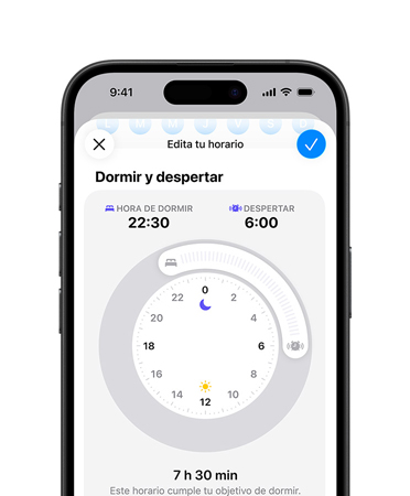 iPhone, app Salud abierta en la sección de rutina de sueño, horario para irse a dormir programado a las 10:30 de la noche, horario para despertarse programado a las 6:00 de la mañana, en el centro de la pantalla se muestra un dial circular con el objetivo de sueño de 7 horas 30 minutos cumplido