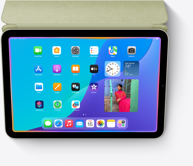 iPad mini ierīcē redzama jaunā dizaina Siri funkcija ar gaismas starojumu gar ekrāna malām.