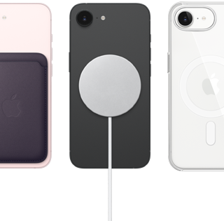 iPhone 17e, aizmugures skats, maigi rozā krāsā, ar FineWoven auduma maku, kam piestiprināts MagSafe, iPhone 17e, aizmugures skats, melnā krāsā, ar piestiprinātu MagSafe lādētāju, iPhone 17e, aizmugures skats, baltā krāsā, ar caurspīdīgu MagSafe ietvaru