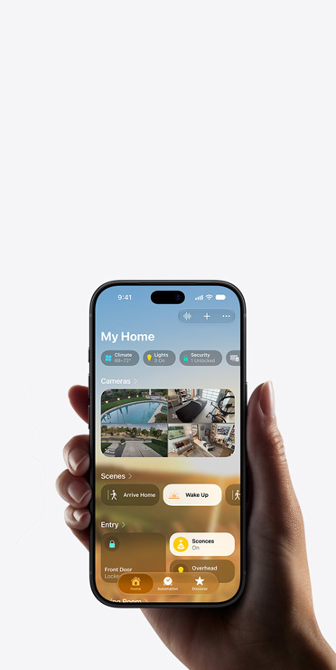 Mão a segurar um iPhone que mostra a app Casa com um aviso de configuração de um acessório de domótica