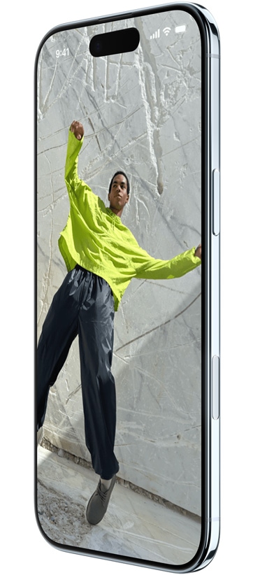 iPhone Air, exterior față, exterior lateral, cu aplicațiile Hărți, Muzică și Apple TV+, prezentând funcția Comutator aplicații în utilizare