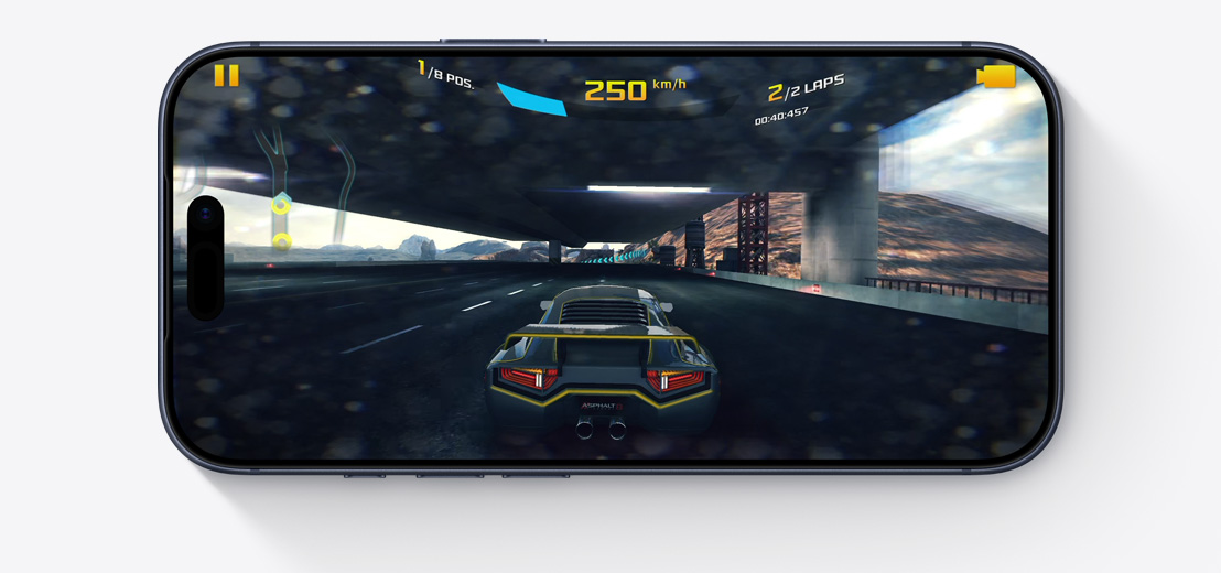Pohľad spredu na iPhone otočený vodorovne, na obrazovke vidno hru