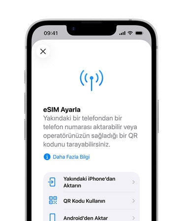 iPhone 17e, önden dış görünüm, bir telefon numarasını yakındaki bir telefondan veya bir QR Kodu taratarak aktarmak için kullanılan eSIM’i Ayarla özelliği gösteriliyor