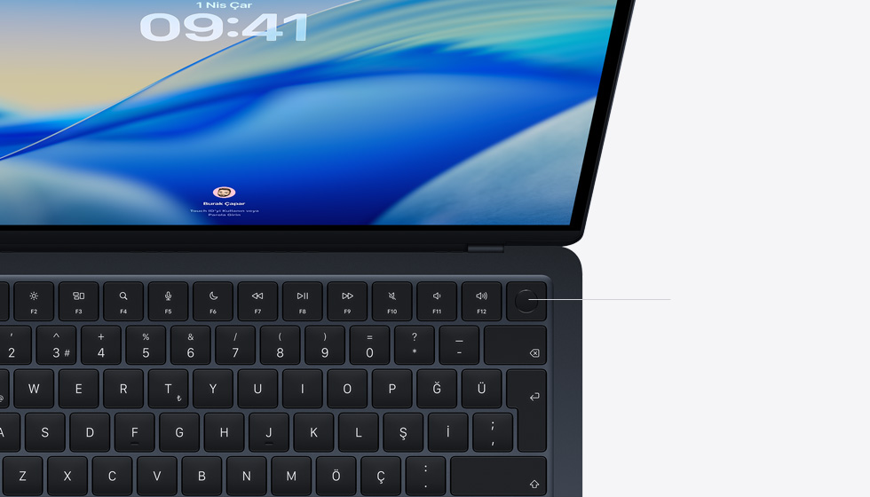 Touch ID düğmesinin gösterildiği açık bir MacBook Air