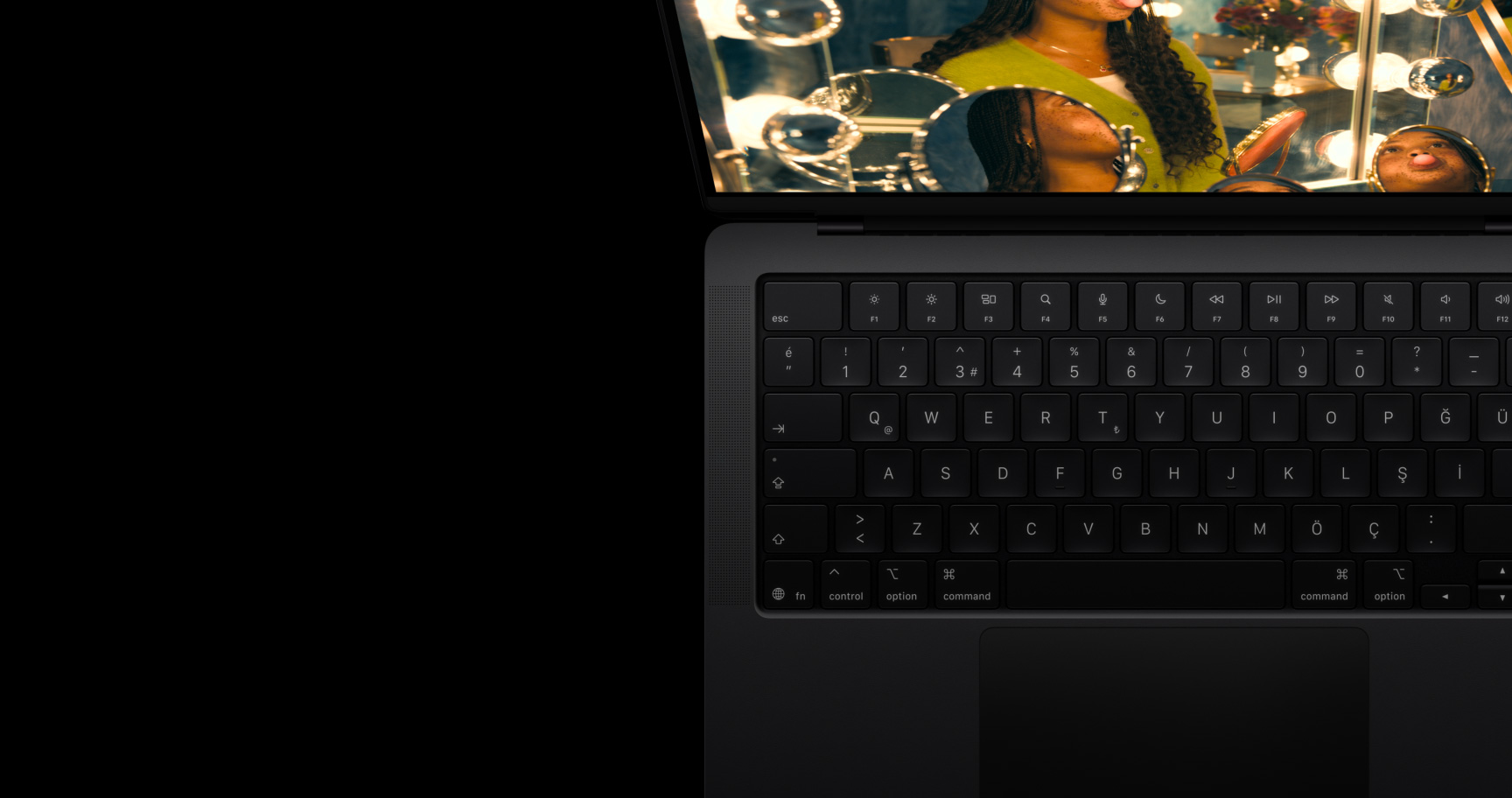 MacBook Pro’nun üstten görünümünde hoparlörler gösteriliyor