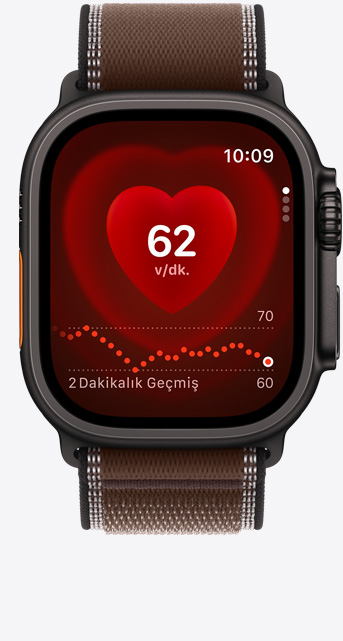Apple Watch Ultra 4, Kalp Atış Hızı uygulamasının gösterildiği ekran, şu anki vuruş/dakika, titanyum kasa, siyah renk, Trail Loop kordon, koyu toprak rengi (kahverengi)