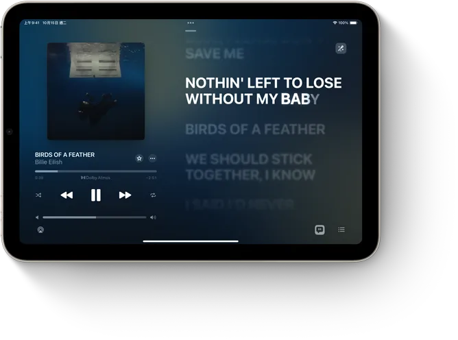 橫向放置的 iPad mini，螢幕上 Apple Music 顯示著歌詞