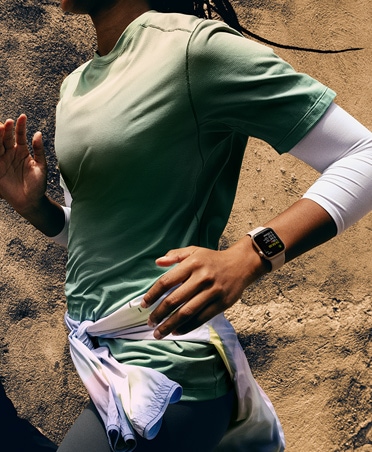 Людина відстежує пробіжку на Apple Watch SE 3