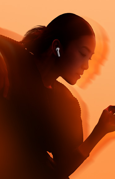 Človek s nasadenými slúchadlami AirPods 4.