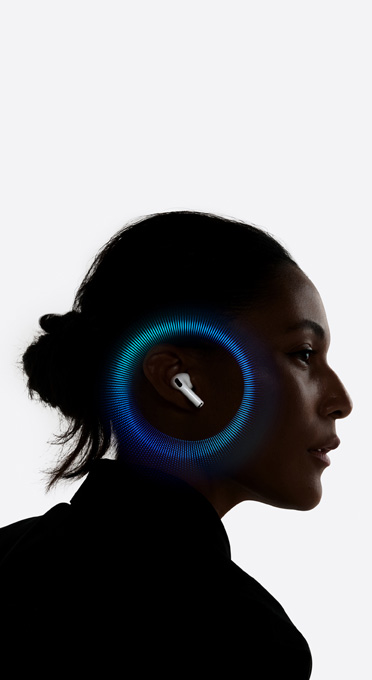 Ένα άτομο που φοράει AirPods Pro 3 με ηχητικά κύματα γύρω από το αυτί του