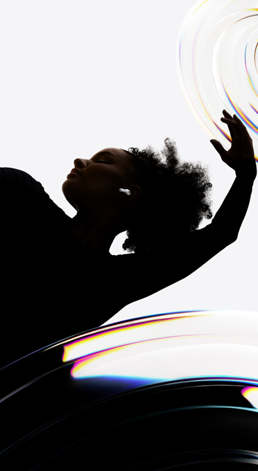 AirPods Pro 3 τοποθετημένα στο αυτί ενός χορευτή, ο οποίος απολαμβάνει μια hands-free εμπειρία ακρόασης