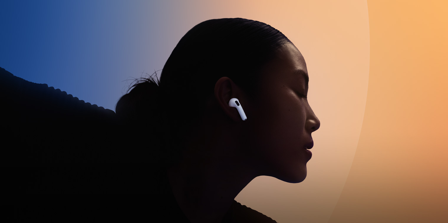 Μια γυναίκα που χορεύει φορώντας τα AirPods