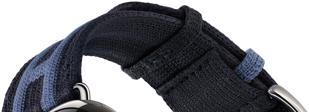 Apple Watch Hermès Series 12 Rocabar Club strap detail, Bleu Nuit/Bleu Brighton colour, dark blue knitted material with light blue raised striped design that incorporates the Hermès H