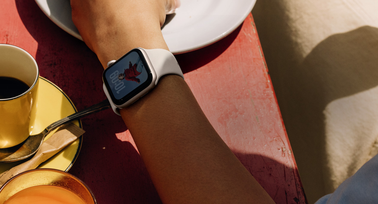 Apple Watch SE 3, carcasă din aluminiu, culoare Strălucire stelară, ecran mereu activ, cadranul Poze, curea Sport, culoare Strălucire stelară