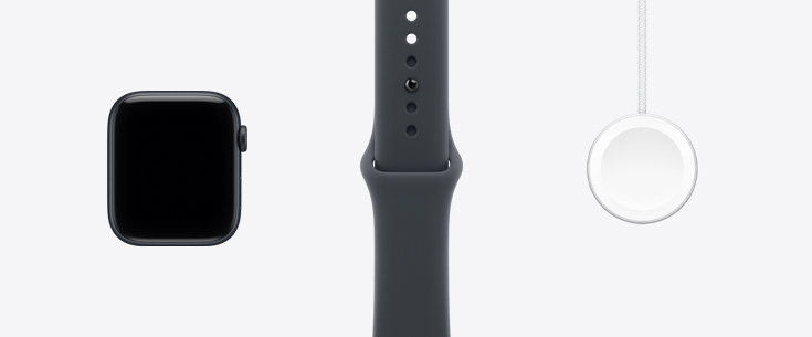 صورة لساعة Apple Watch SE 3، بإطار من الألومنيوم ولون سماء الليل، والجزء الأمامي الخارجي، وشاشة تغطي الواجهة بالكامل، وحزام رياضي بلون سماء الليل، وكابل شاحن Apple Watch‏ المغناطيسي السريع إلى ‏USB‑C