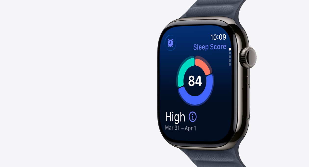 Apple Watch Series 11, цвят шистово сиво, титанов корпус, екранът показва кръгова графика на резултатите от съня, дясна външна страна, Digital Crown, каишка, тъмносиня Magnetic Link