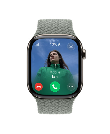 Apple Watch Series 11, натурален цвят, титанов корпус, входящо повикване, снимка на контакт, бутони за приемане и отхвърляне на повикване, дясна външна част, Digital Crown, каишка, зелено-сива Braided Solo Loop