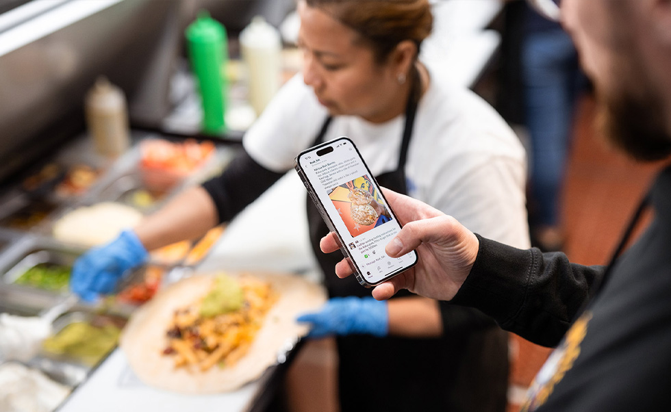 Slack w połączeniu z iPhonem służą pracownikom Señor Sisig do bezproblemowej komunikacji z dowolnego miejsca.