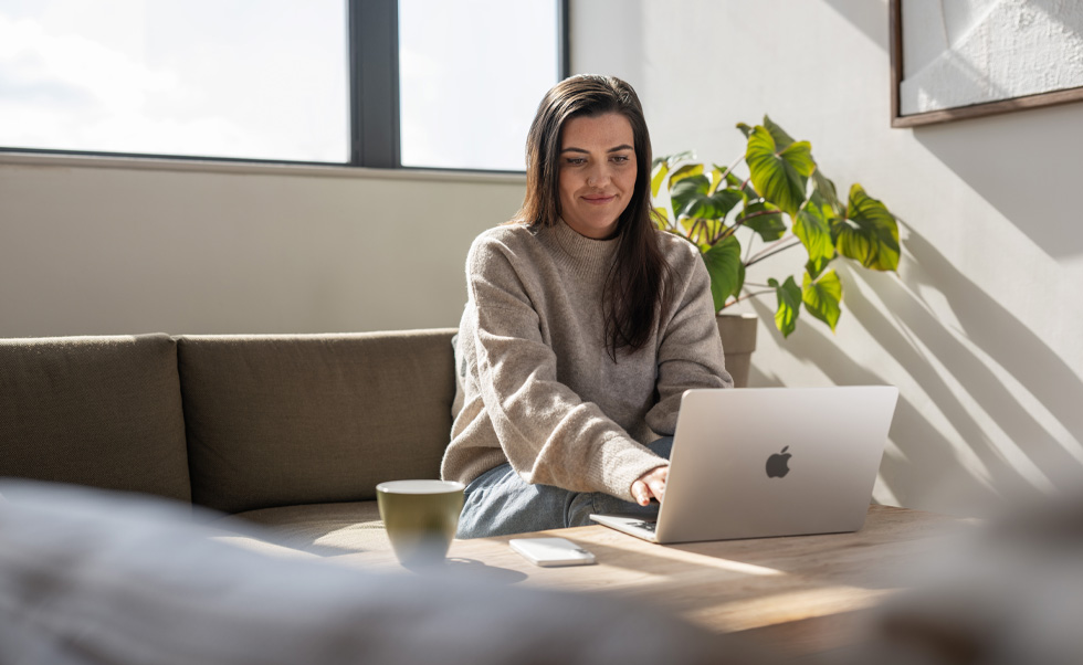 Sygeplejerskerne kan rådgive og berolige kunderne på deres MacBook Air hjemmefra.
