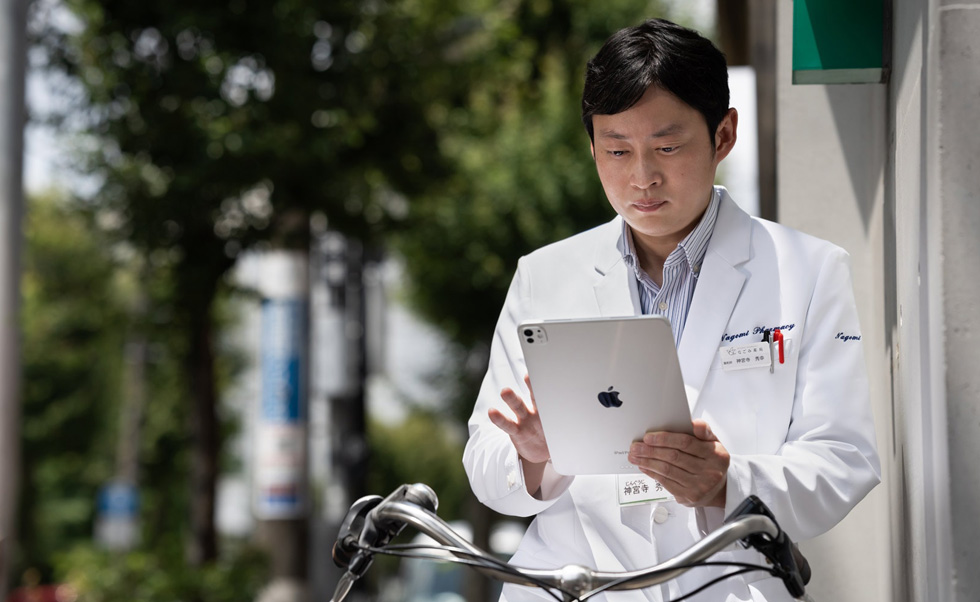 Grâce à la mobilité de l’iPad, le personnel de la pharmacie peut effectuer des visites à domicile dans toute la ville.