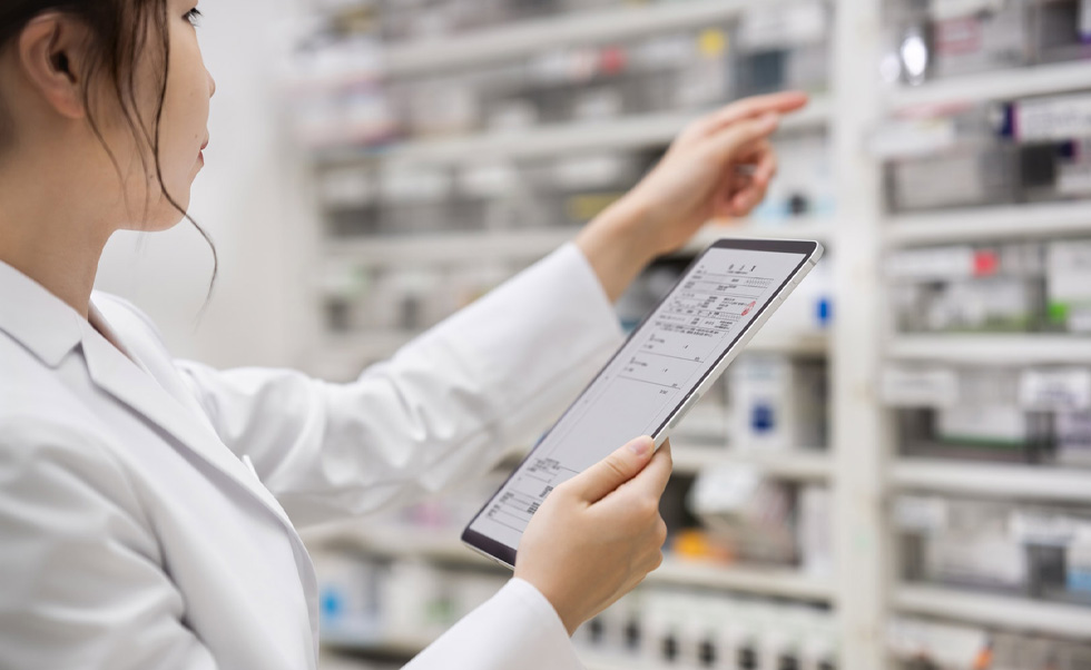 Les pharmaciennes et pharmaciens utilisent l’app pour iPadOS Nagomi INDEX pour localiser rapidement les médicaments dans les rayons.