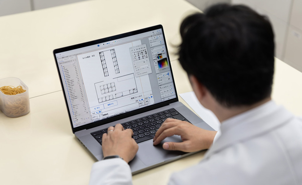 Hikaru Watanabe a conçu un système numérique personnalisé qui permet au personnel de gérer les inventaires complexes de médicaments sur ordonnance.