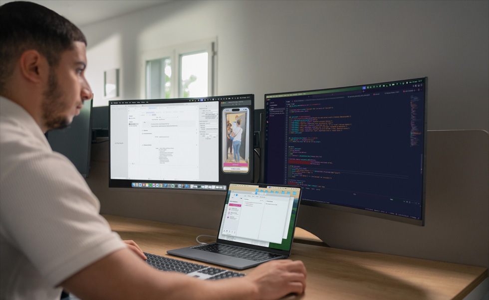 Entwickler:innen nutzen Xcode auf dem MacBook Pro zur Verwaltung der eigens erstellten Apps von Tut Tut