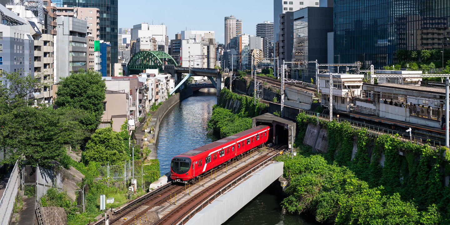 Tokyo Metro 營運場景，包括列車行駛過橋、日常作業與設施維護。