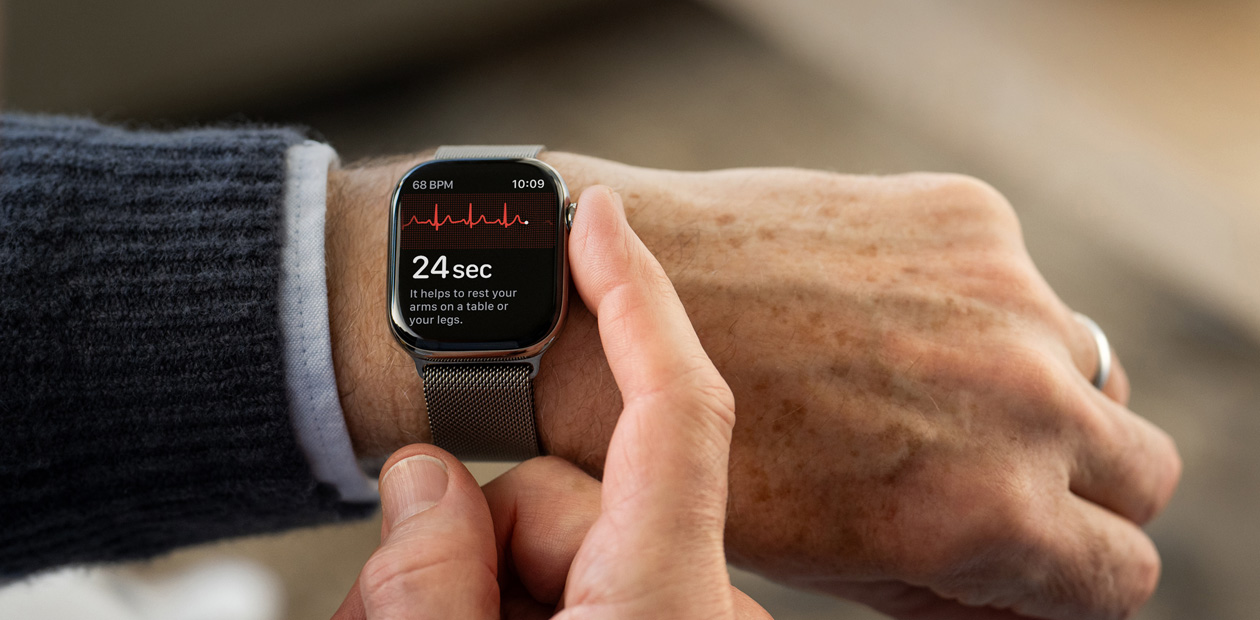 En person tar et EKG med EKG-appen på Apple Watch.
