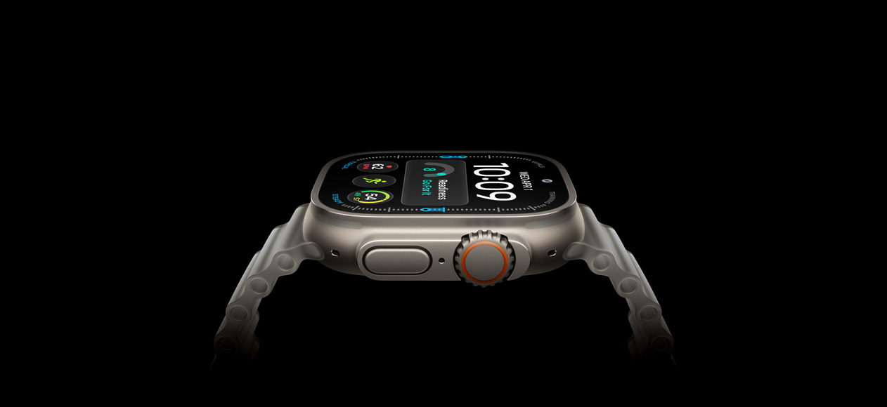 Vista lateral direita do Apple Watch Ultra 4 com caixa em titânio natural, Digital Crown, botão lateral elevado, mostrador digital e Bracelete Ocean cinzenta transparente
