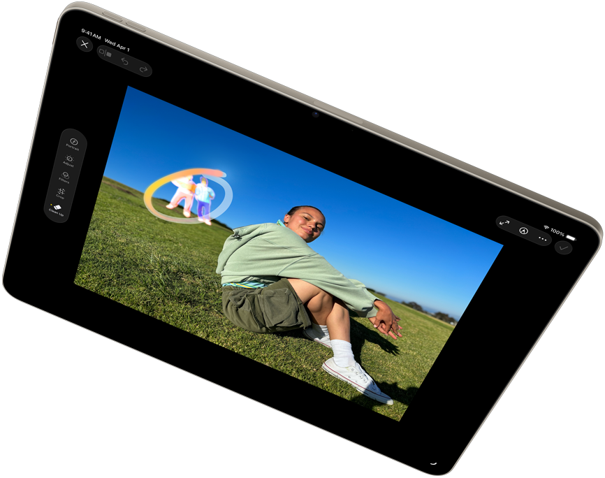 Horisontaalvaade iPad Airist, millel tutvustatakse Clean Up tööriistaga Apple Intelligence'i rakenduses Photos