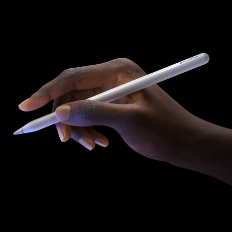 Kasutaja hoiab Apple Pencil Prod, tutvustades topeltpuudutuse funktsiooni